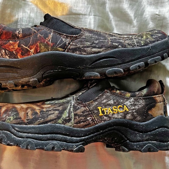 DUCK BOOTS, ANKLE HEIGHT, ITASCA, PADDED, SZ 8, EACH HAS TWO ELASTIC PANELS AT - Picture 4 of 5